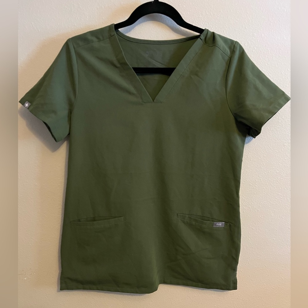Pre-Owned 
Figs 
Casma Three Pockets Scrub Top
Color: olive
Good Condition